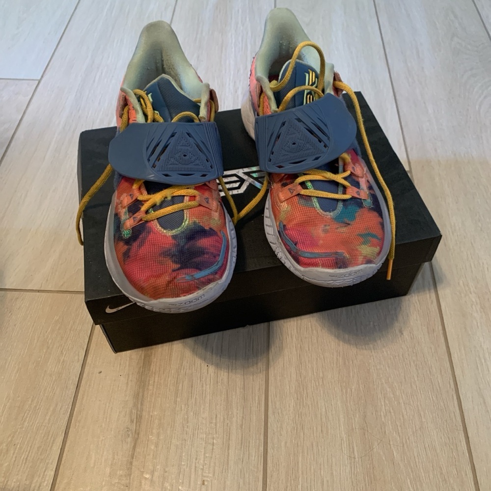 Nike Kyrie Flytraps V with box